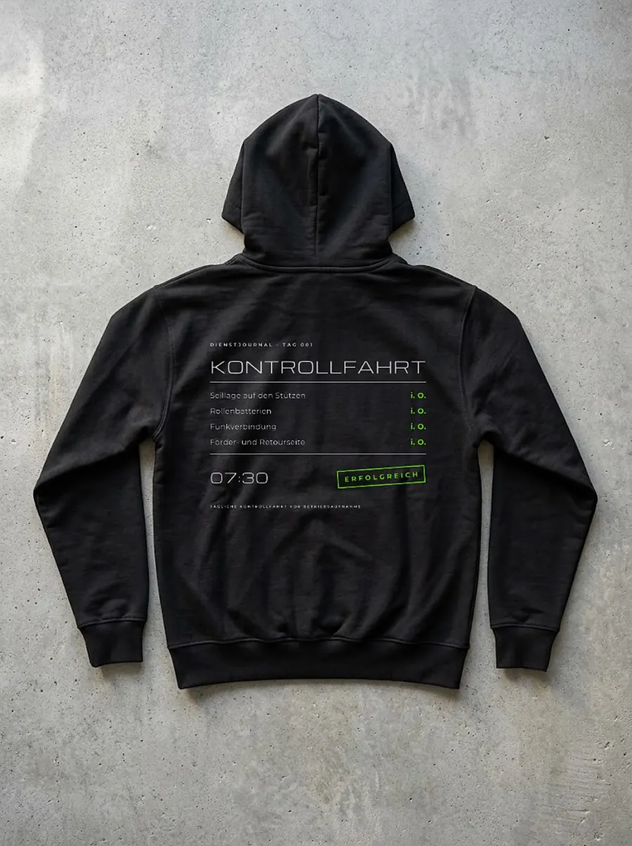 Hoodie KONTROLLFAHRT mit Protokoll-Rückendruck vor Betonwand